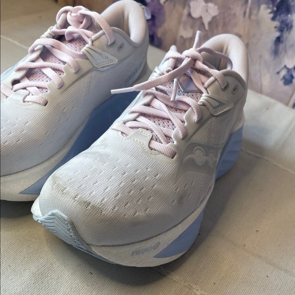 Saucony Triumph 22 Women's White and Ice Melt Athletic Shoes - Picture 10 of 10